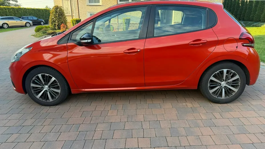 PEUGEOT 208 -
