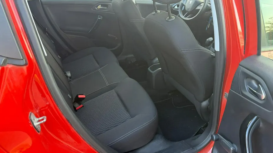 PEUGEOT 208 -