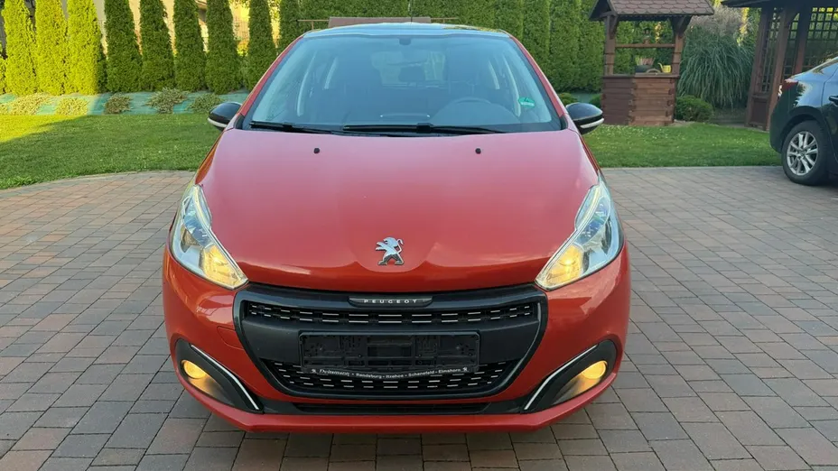 PEUGEOT 208 -