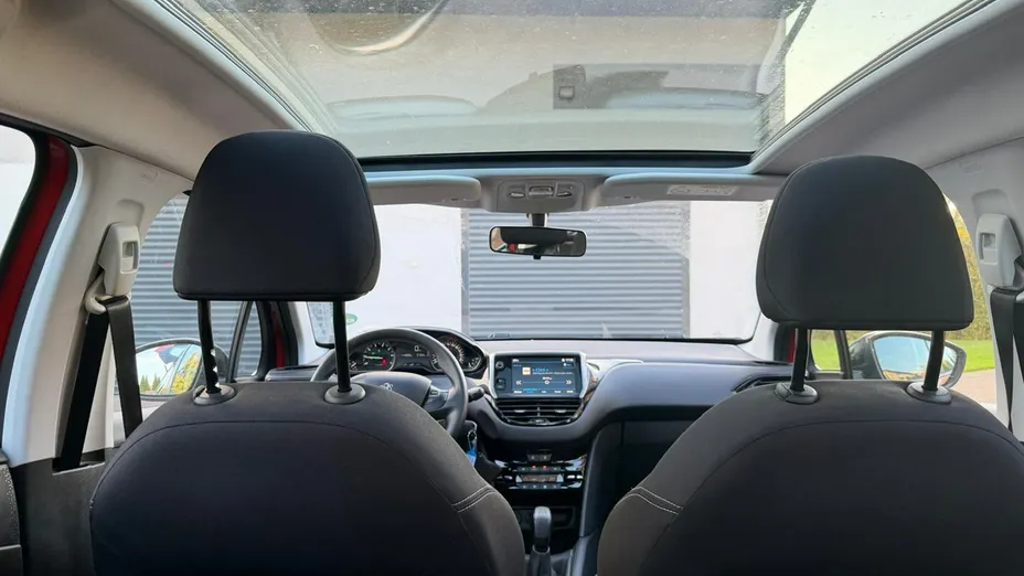 PEUGEOT 208 -