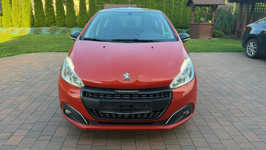 PEUGEOT 208 -