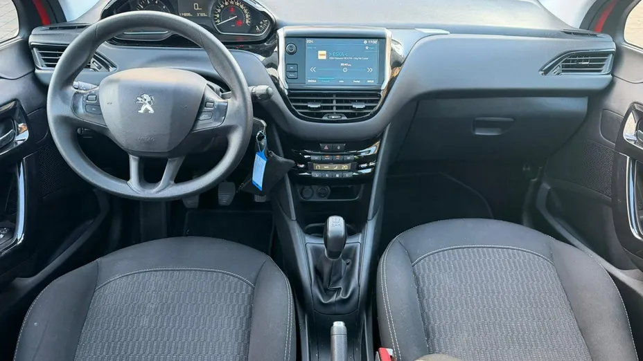 PEUGEOT 208 -