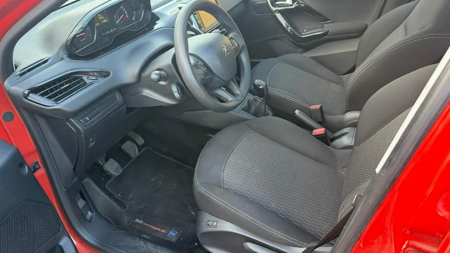 PEUGEOT 208 -