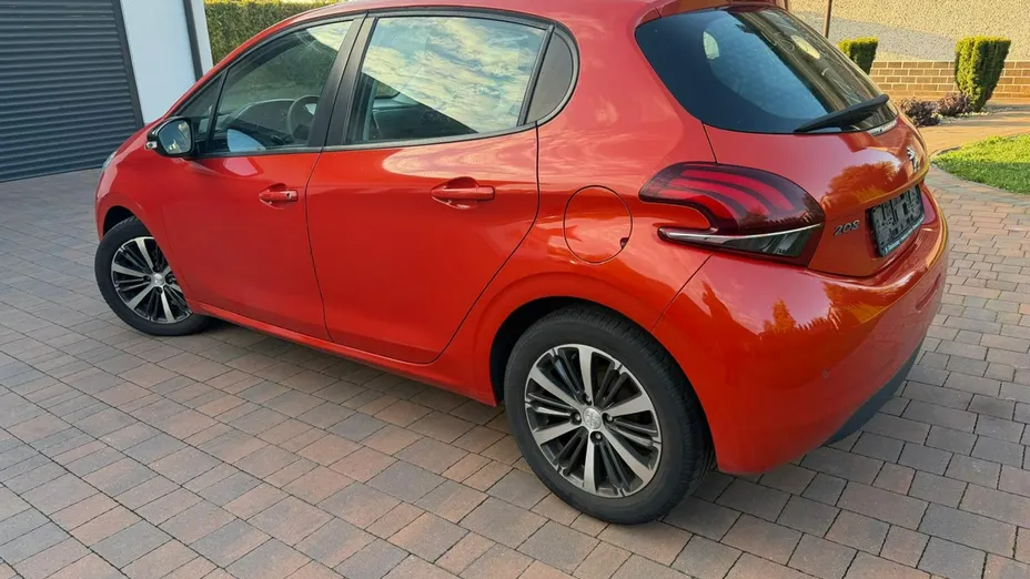 PEUGEOT 208 -