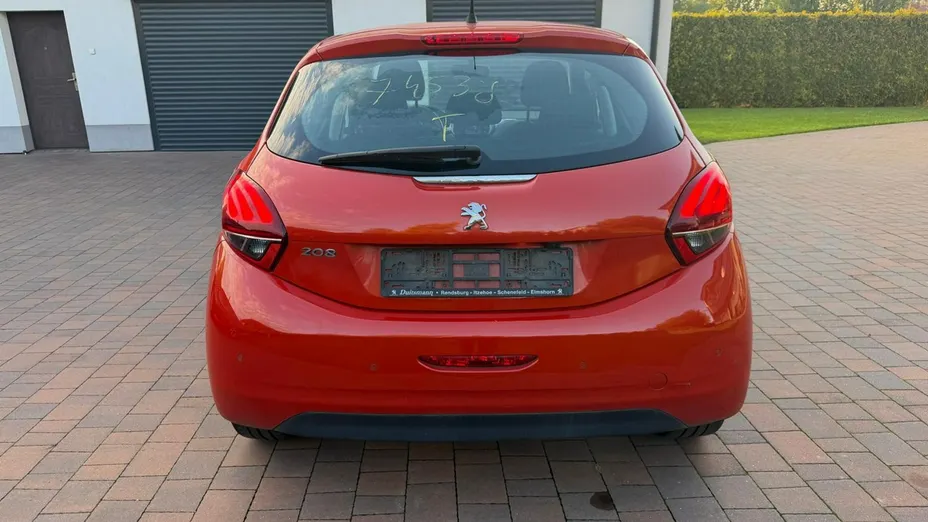 PEUGEOT 208 -