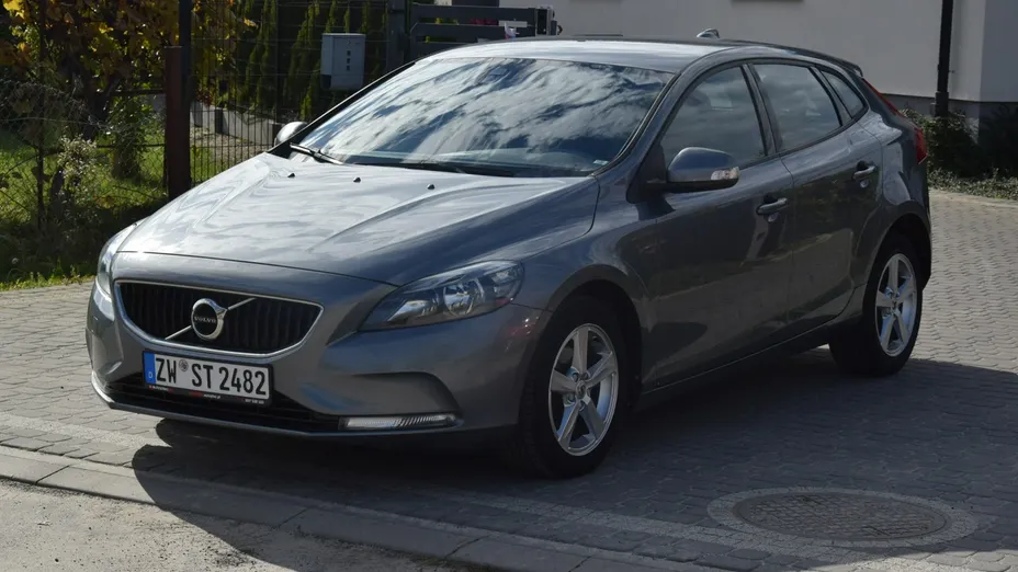 VOLVO V40 -