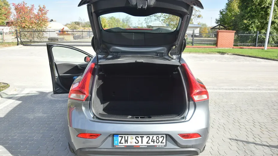 VOLVO V40 -