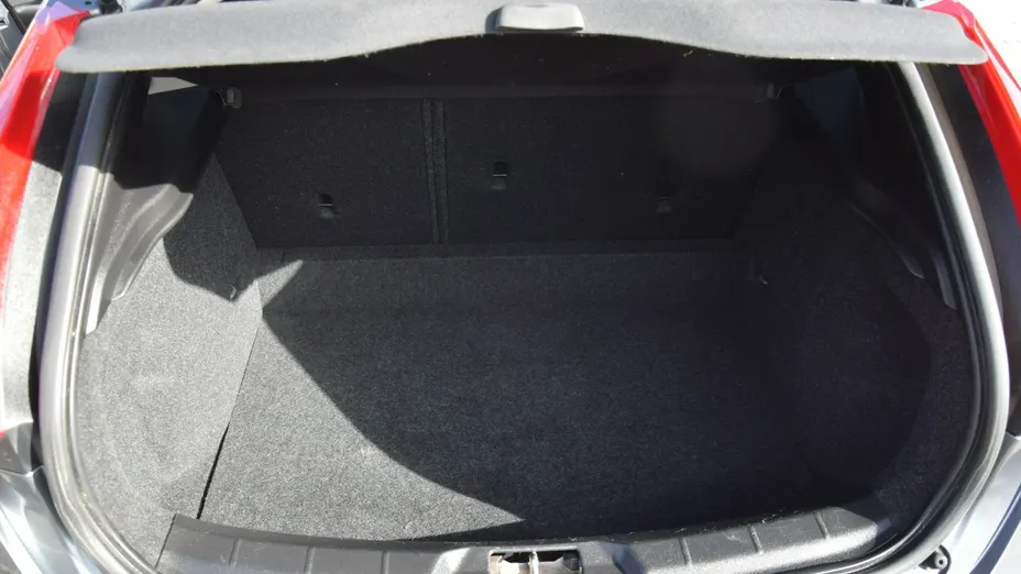 VOLVO V40 -