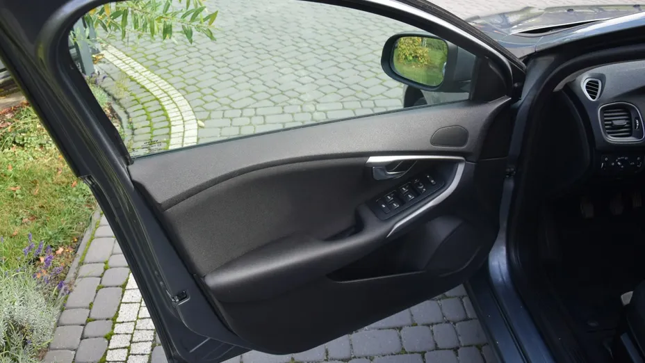 VOLVO V40 -