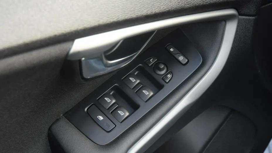VOLVO V40 -