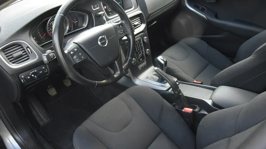 VOLVO V40 -