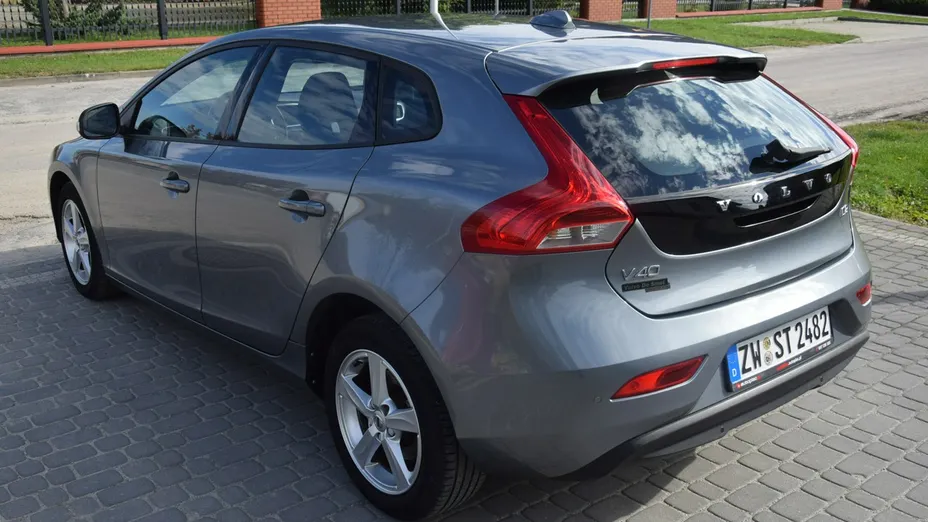 VOLVO V40 -