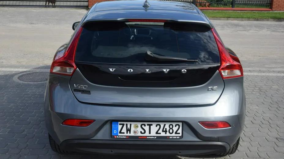 VOLVO V40 -