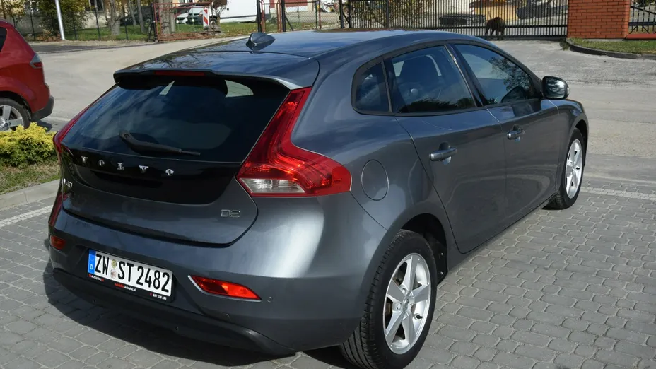 VOLVO V40 -