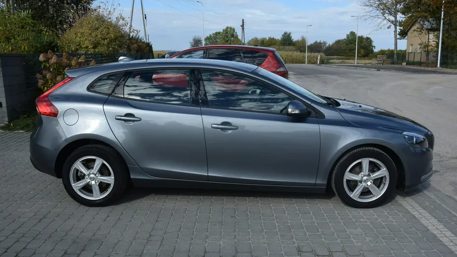 VOLVO V40 -