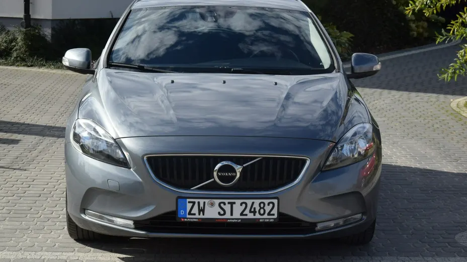 VOLVO V40 -