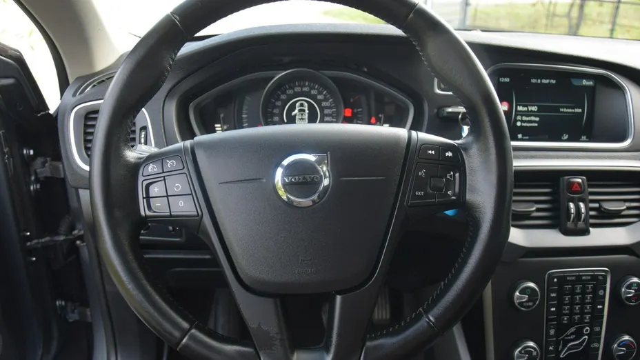 VOLVO V40 -