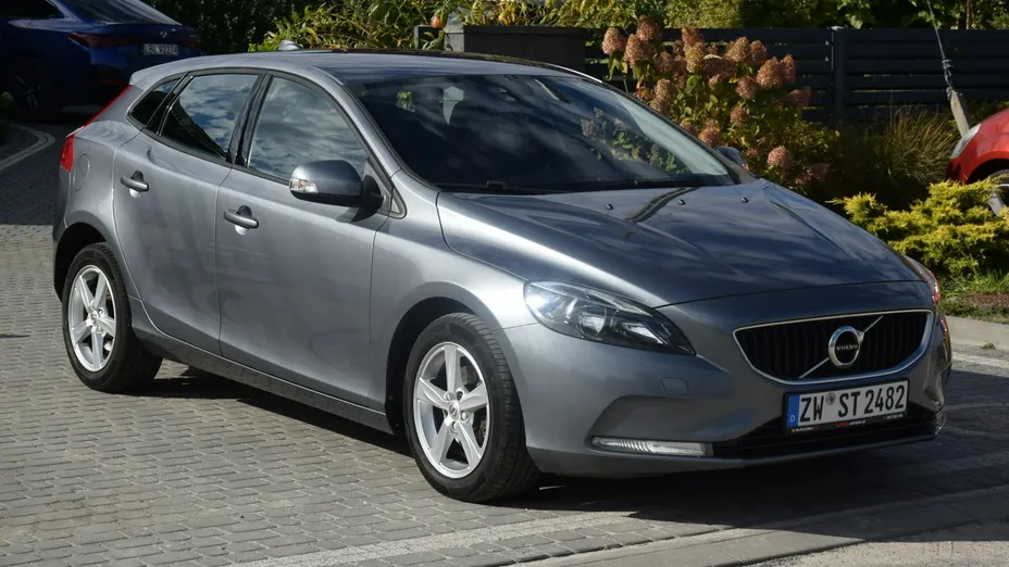 VOLVO V40 -