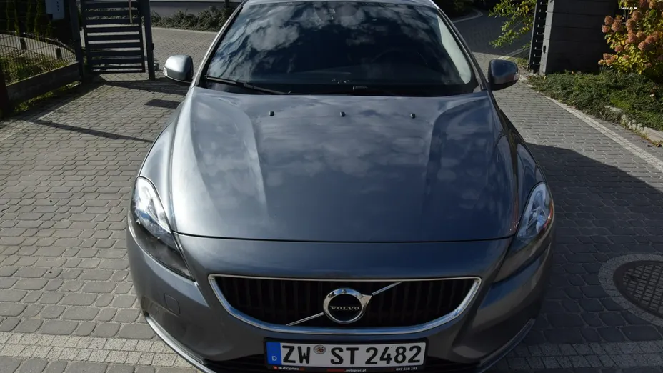 VOLVO V40 -