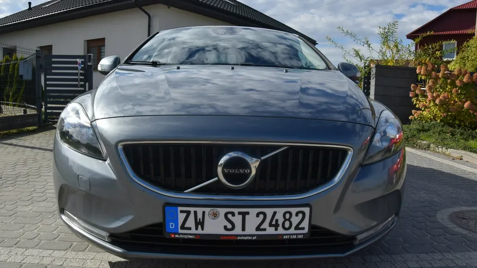 VOLVO V40 -