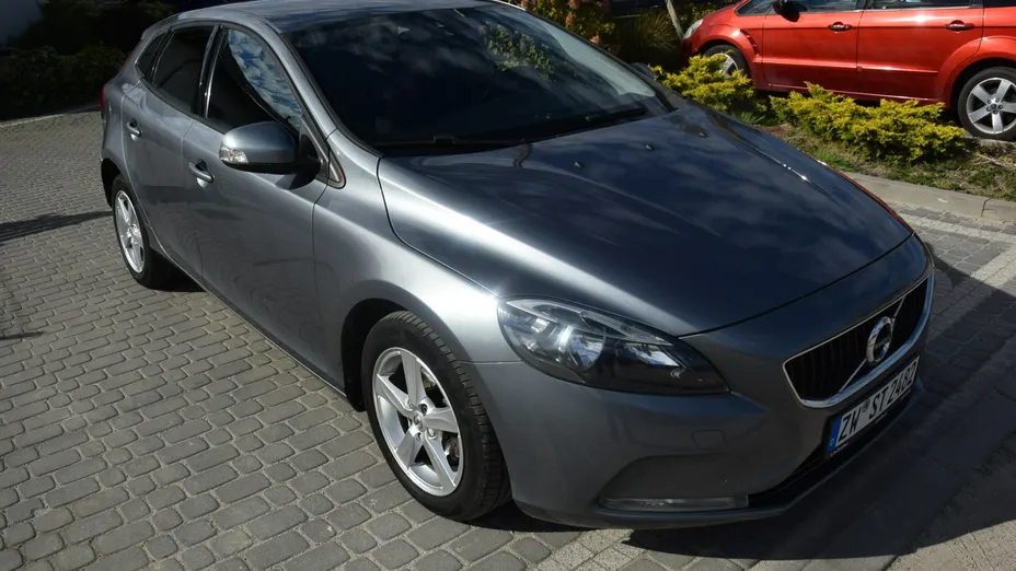 VOLVO V40 -