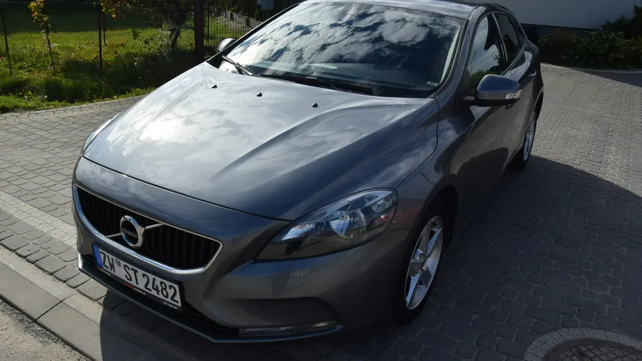 VOLVO V40 -