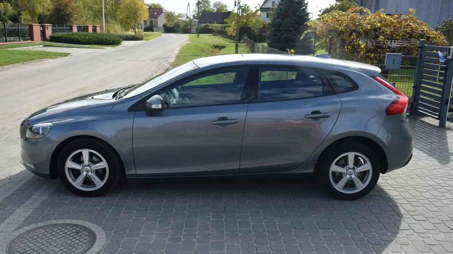 VOLVO V40 -