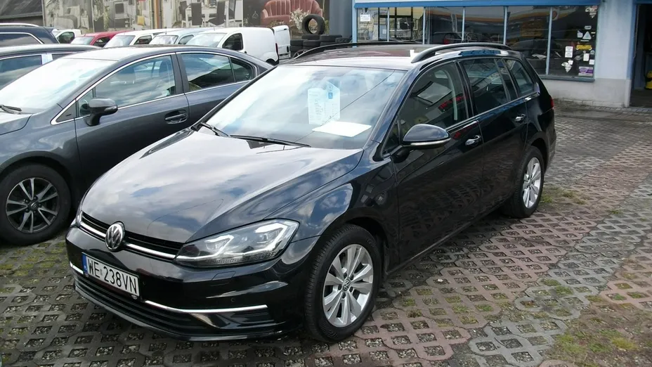 VOLKSWAGEN Golf -