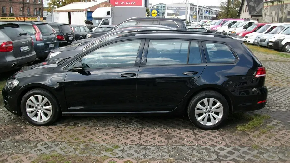 VOLKSWAGEN Golf -