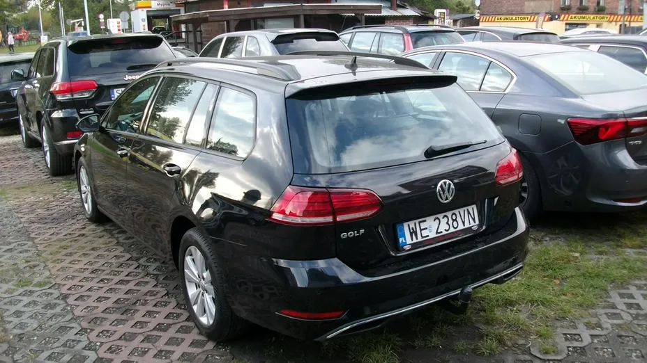 VOLKSWAGEN Golf -