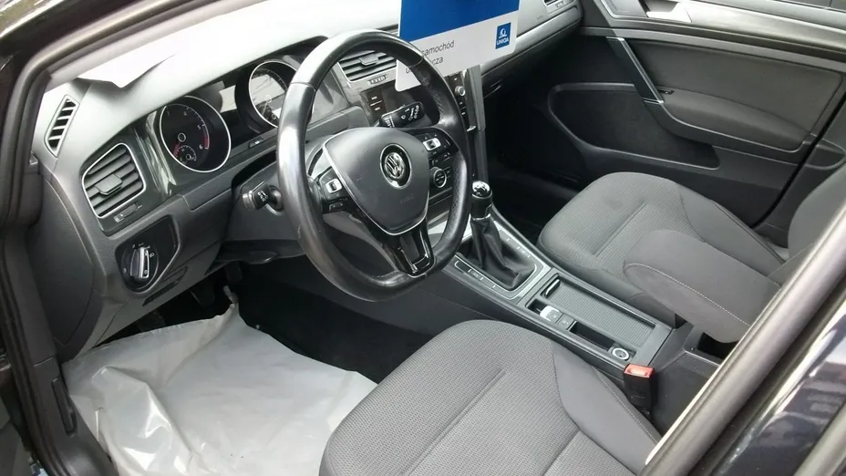 VOLKSWAGEN Golf -