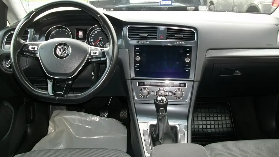 VOLKSWAGEN Golf -