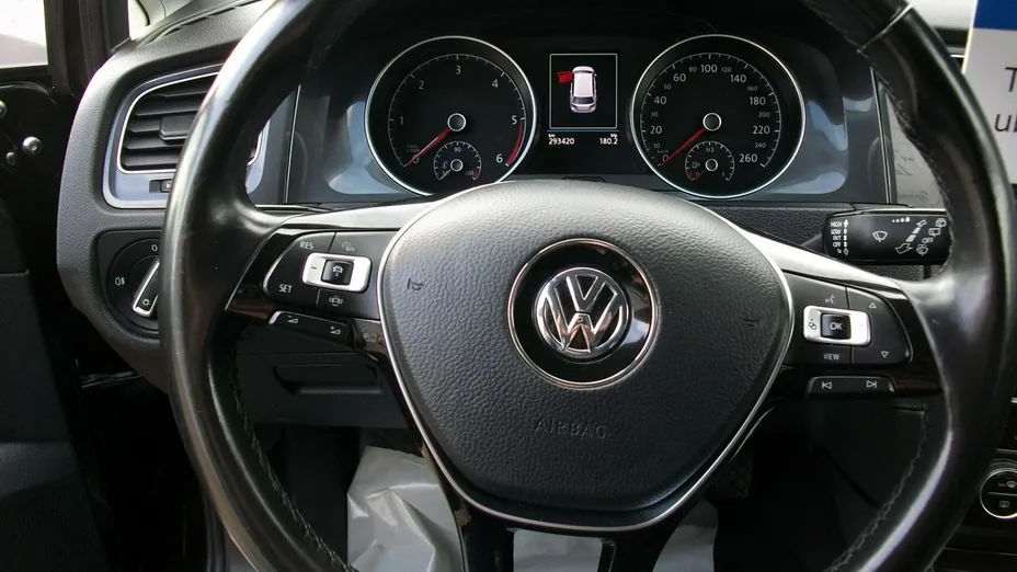 VOLKSWAGEN Golf -