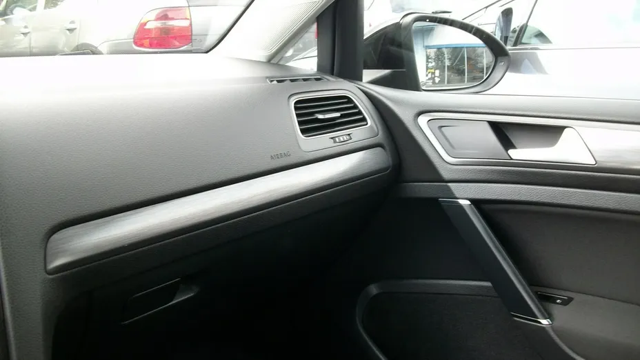 VOLKSWAGEN Golf -