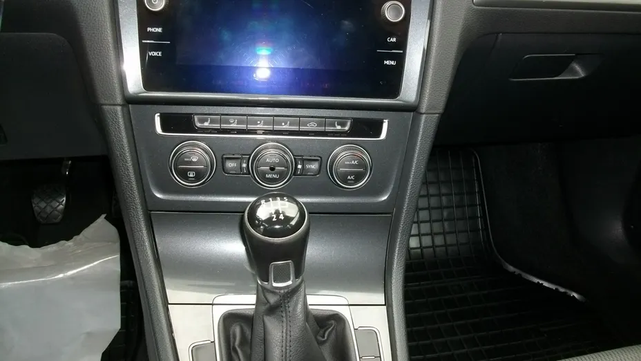 VOLKSWAGEN Golf -