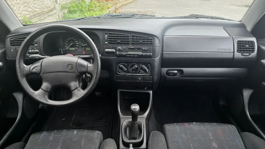 VOLKSWAGEN Golf -