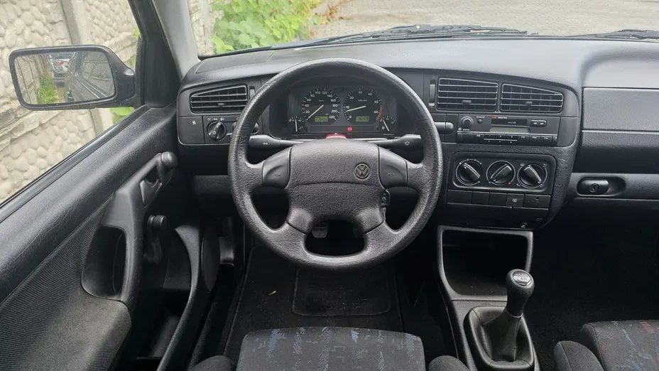VOLKSWAGEN Golf -