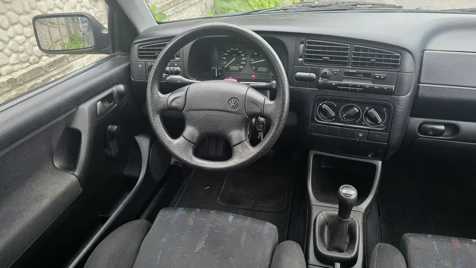 VOLKSWAGEN Golf -