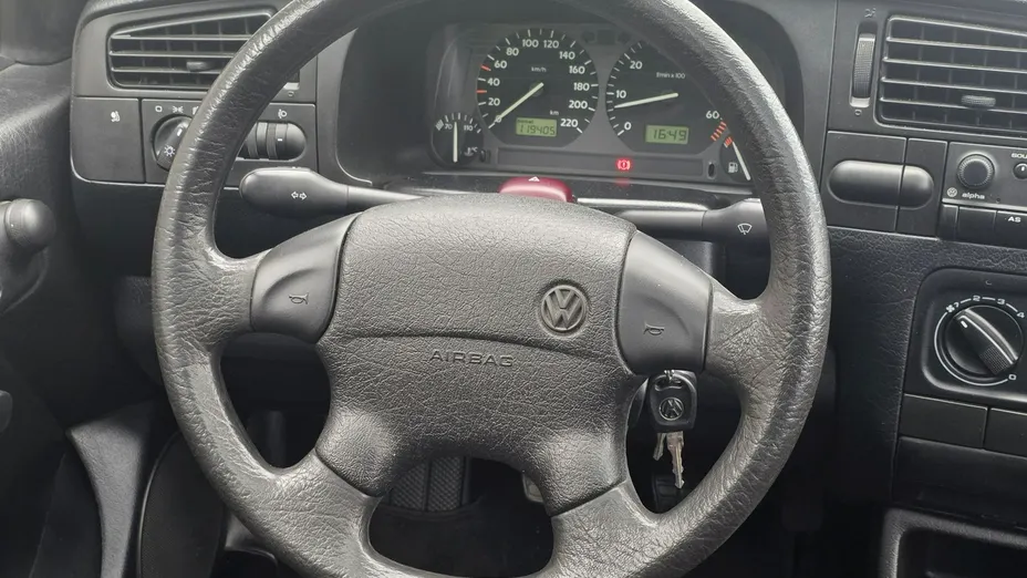 VOLKSWAGEN Golf -