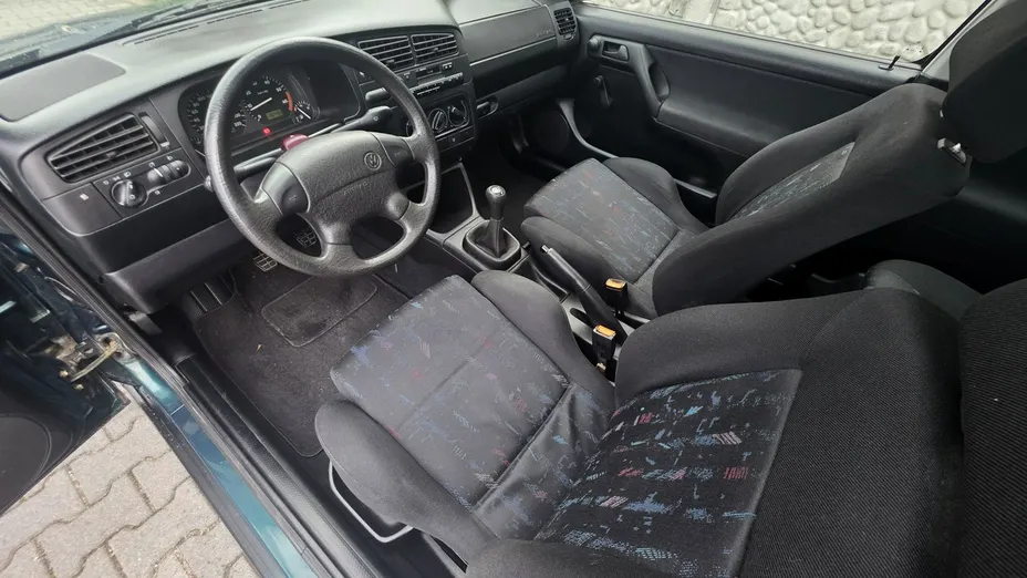 VOLKSWAGEN Golf -