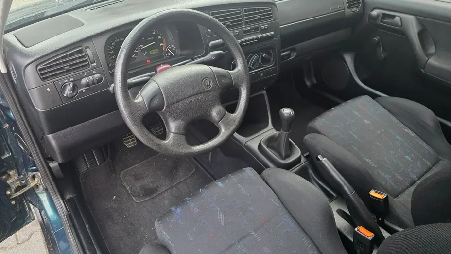 VOLKSWAGEN Golf -