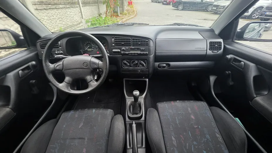 VOLKSWAGEN Golf -