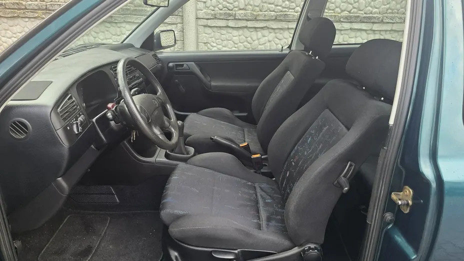 VOLKSWAGEN Golf -