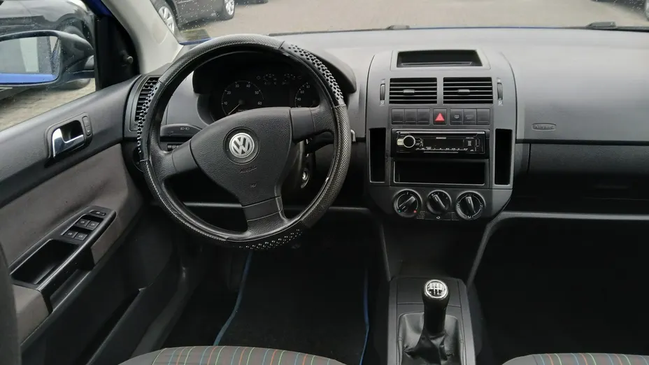 VOLKSWAGEN Polo -