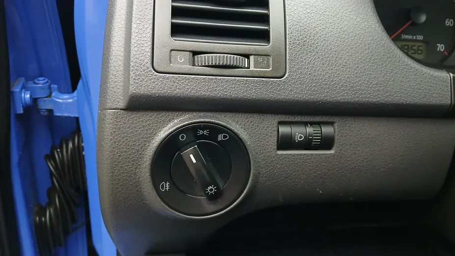 VOLKSWAGEN Polo -