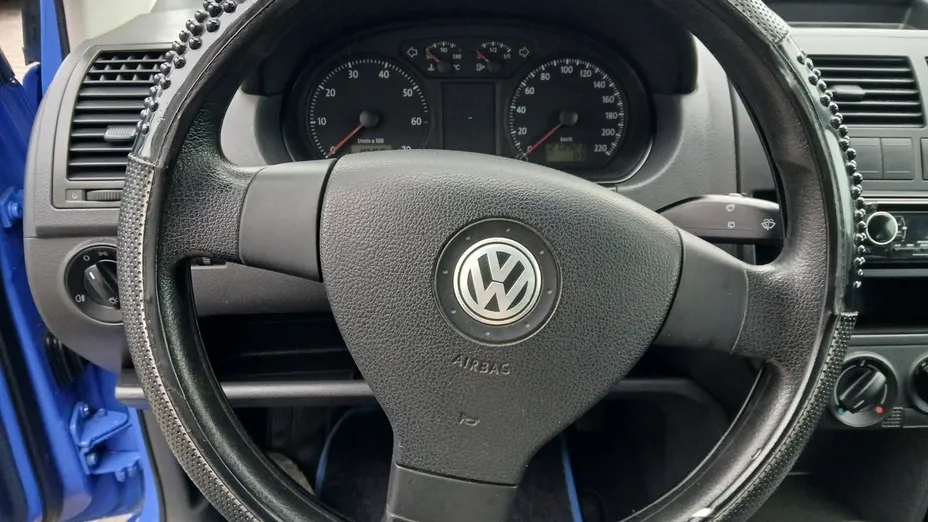 VOLKSWAGEN Polo -
