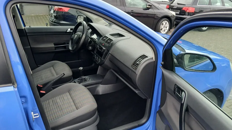 VOLKSWAGEN Polo -