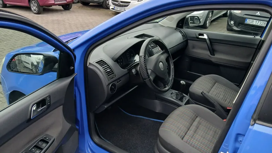 VOLKSWAGEN Polo -