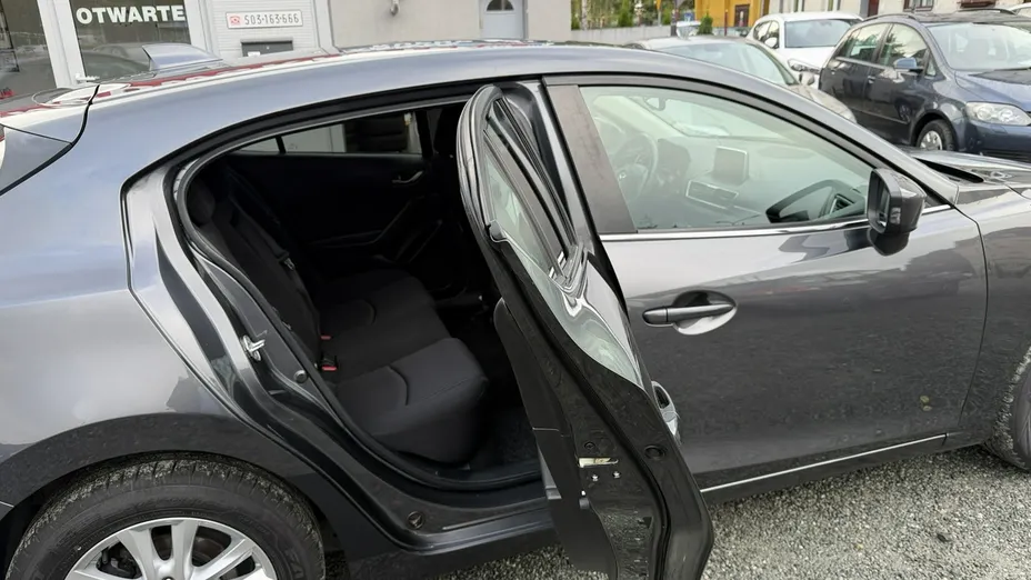 MAZDA 3 -
