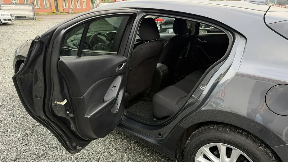 MAZDA 3 -